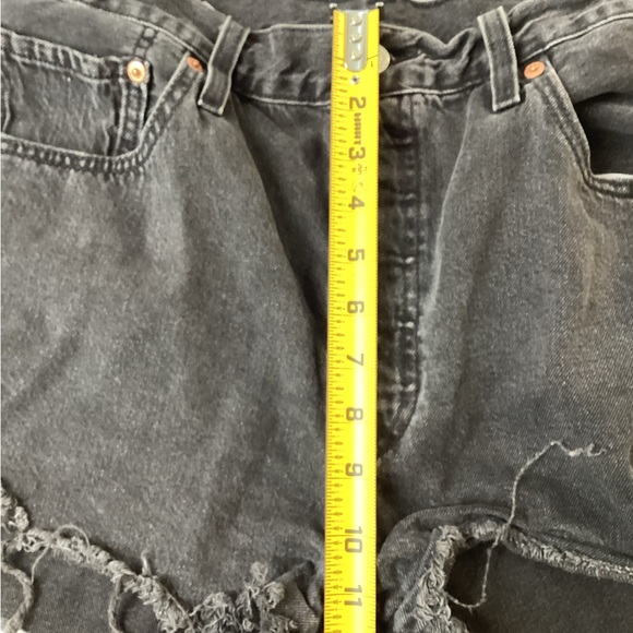 Levi's 501 High Rise Size 33 Button Fly Black Denim Shorts Distressed Cut Off - Picture 6 of 7